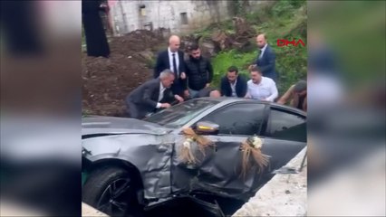 Konvoydaki gelin arabası boş araziye düştü