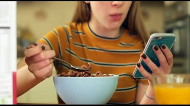 Save the Children: allarme dipendenza online, lo smartphone dai 6 anni
