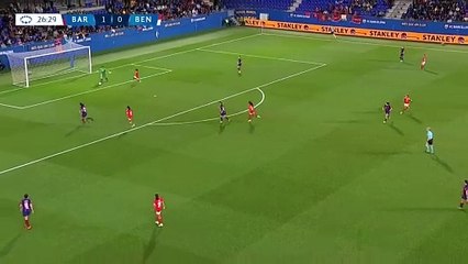 Cata Coll tira un caño a una jugadora del Benfica en el área pequeña