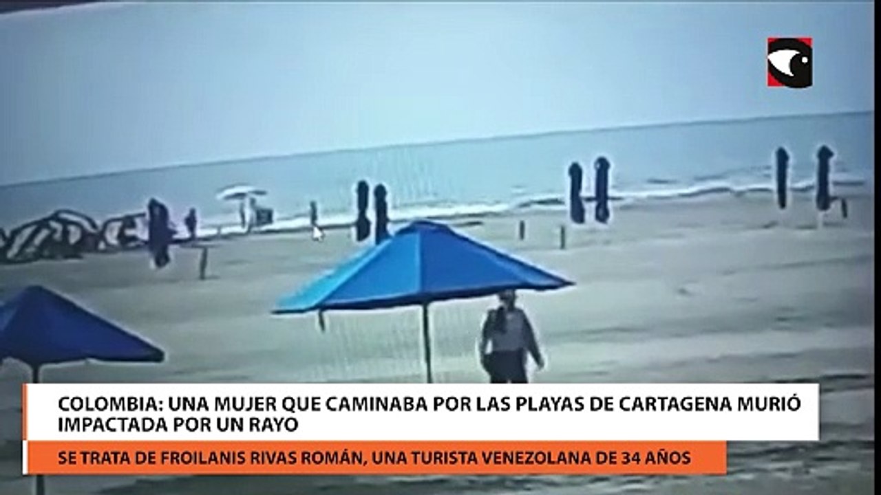Colombia: Una mujer que caminaba por las playas...