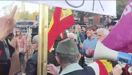 Pressió en contra del Plural a la protesta al congrés espanyol