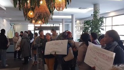Les femmes de ménage en grève se font entendre dans le hall du Novotel Avignon Centre.