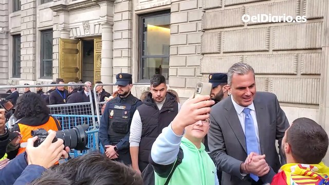 Abucheos a diputados de PP y PSOE y aplausos a los de Vox en la puerta del Congreso