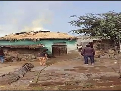 आग से जला चारा, ग्रामीणों की सजगता से पाया काबू-video