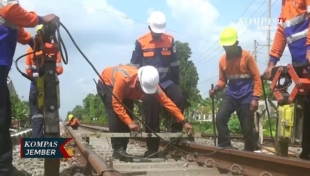 Jelang Libur Nataru, Petugas PT KAI Daop 9 Jember Perbaiki Rel Kereta Api
