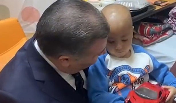 Bakan Koca, Kahire’de Gazzeli yaralı ve kanser hastası çocukları ziyaret etti