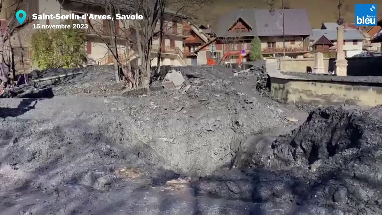 Savoie : une vague de boue déferle dans les rues de Saint-Sorlin-d'Arves, les dégâts sont immenses