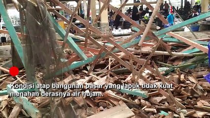 Atap Pasar Ikan Tiba-Tiba Roboh saat Hujan Deras di Banjarnegara