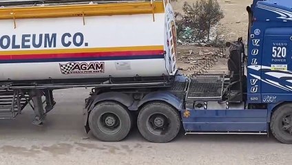 Caminhões de combustível entram em Gaza procedentes do Egito