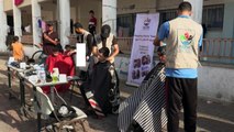 NO COMMENT | Barberos ofrecen cortes de pelo gratuitos para palestinos en Gaza