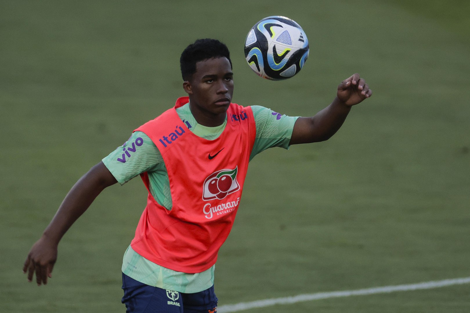 Brazil give no clues on team selection in first training session