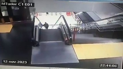 Un coche se estrella en el Metro de Madrid y casi arrolla a un joven