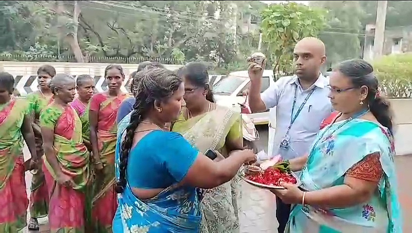 மின்னல் வேகத்தில் சுத்தப்படுத்தப்பட்ட நகரம்; தூய்மை பணியாளர்களுக்கு பிரியாணி விருந்து