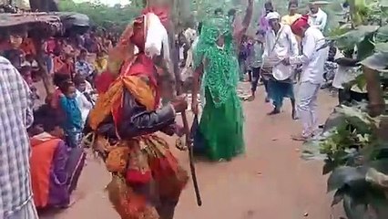 पुरुष धरते हैं महिला का वेश, 30 दिन से अधिक गांव-गांव में करते हैं नृत्य