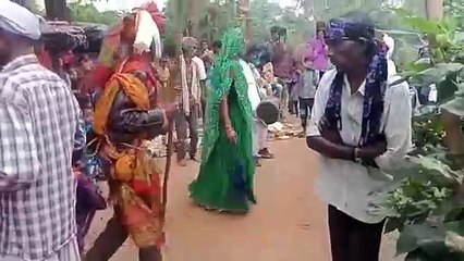 पुरुष धरते हैं महिला का वेश, 30 दिन से अधिक गांव-गांव में करते हैं नृत्य