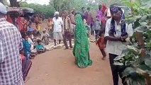 पुरुष धरते हैं महिला का वेश, 30 दिन से अधिक गांव-गांव में करते हैं नृत्य