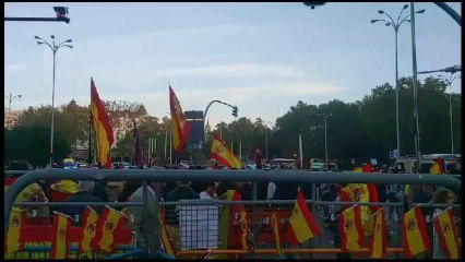 Decenas de personas se concentran frente a Neptuno y escuchan a través de un altavoz cómo prosigue el debate de Investidura
