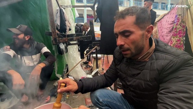 كرهنا الحياة .. الأجواء الماطرة تفاقم معاناة السكان النازحين في غزة