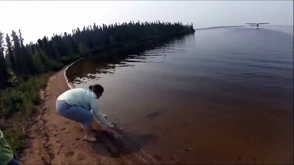 Elle remet un poisson à l'eau, il revient immédiatement dans ses bras