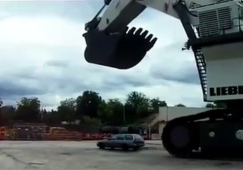 Il voulait nettoyer sa voiture mais va faire bien pire