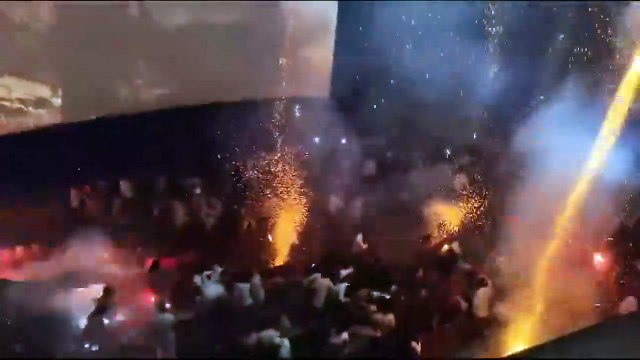 Des idiots balancent des pétards dans un cinéma