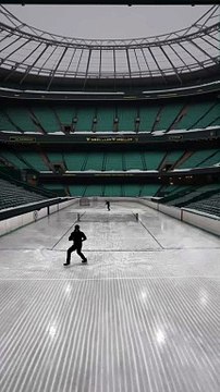 Faire du tennis sur la glace et en patin... Sympa