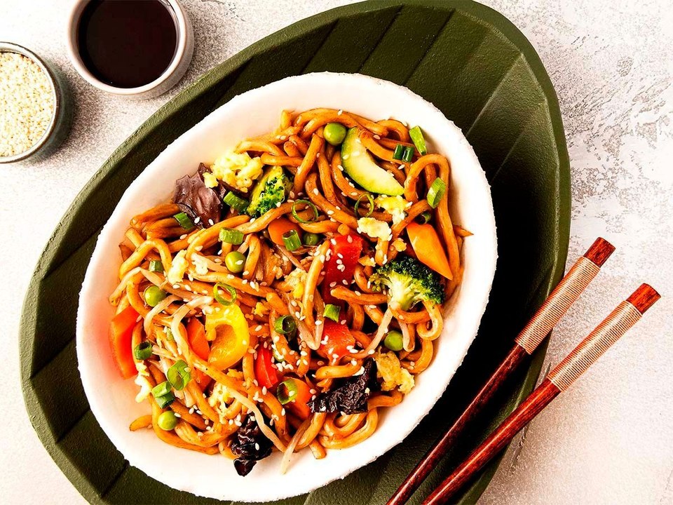 Wok de nouilles udon aux légumes croquants : Une recette savoureuse à essayer absolument !