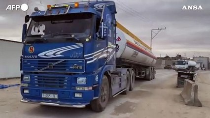 Prima autocisterna con carburante entra nella Striscia dall'Egitto