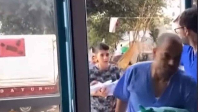 Médicos y refugiados trasladan a bebés de una parte a otra del hospital al-Shifa (Gaza), este miércoles.