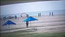 Mulher morre ao ser atingida por raio na praia
