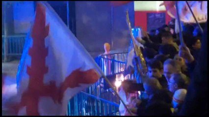 Manifestantes queman una bandera frente a la línea policial