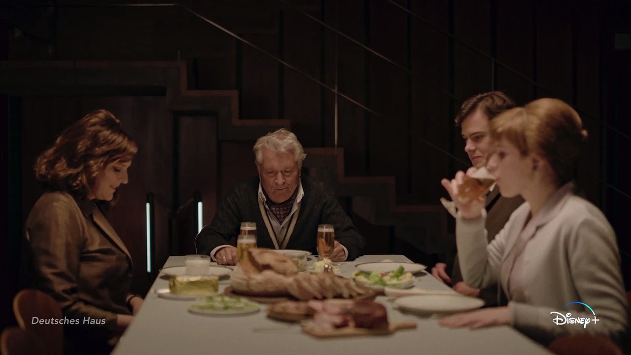 Deutsches Haus - Eva lernt Jürgens Vater kennen