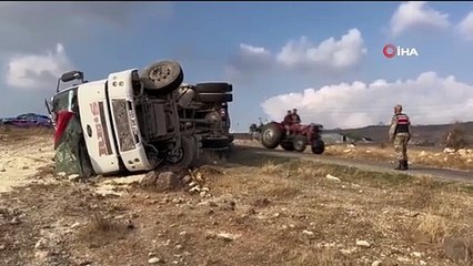 Kilis'te kum yüklü kamyon devrildi: 1 yaralı