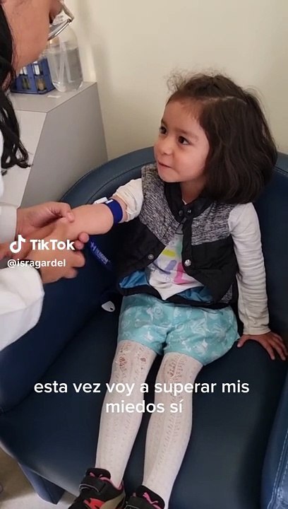 Niña supera sus miedos a las agujas y usuarios...