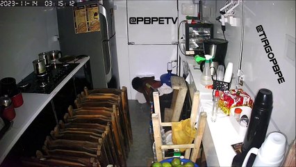 Vagabundo Arromba Trailer no centro de Pedras de Fogo 