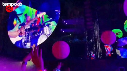 Momen Ketika Vokalis Coldplay Chris Martin Pantun Pinjam Dulu Seratus