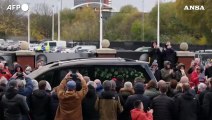 Migliaia in strada a Manchester per l'ultimo saluto a Bobby Charlton