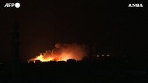 Scoppia un incendio dopo un attacco israeliano a Rafah