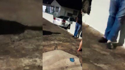 Carro desgovernado derruba muro e invade residência no Centro