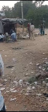 Viral Video: महिला को पत्थर से कुचलने को अमादा था युवक, तमाशा देख रहे लोग बनाते रहे वीडियो