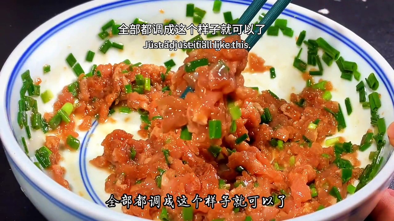 The method of making bean skin meat rolls is a delicacy on the New Year's Eve dinner table love  eat