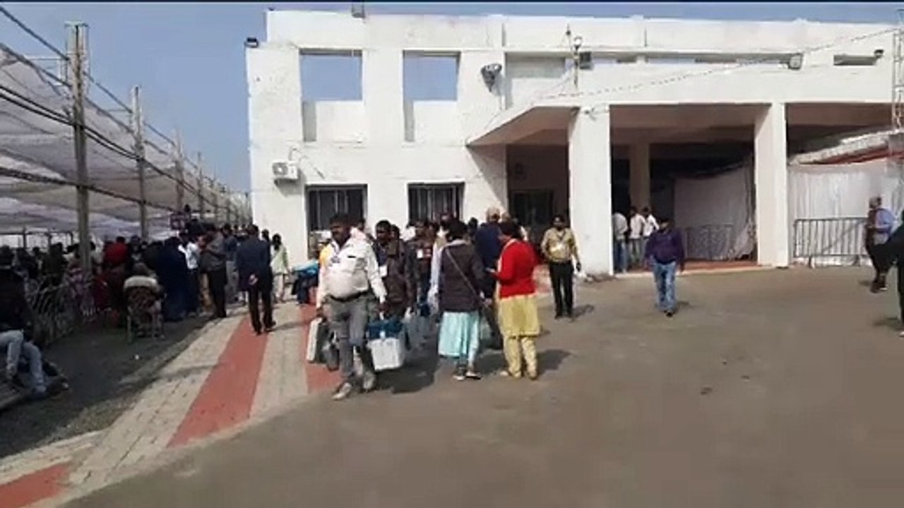 विधानसभा चुनाव : मतदान दलों को मतदान सामग्री का...