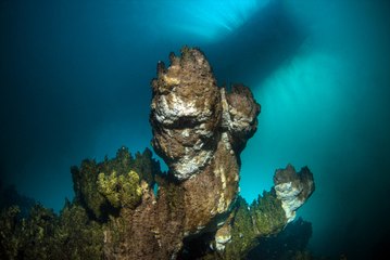 Sular altında kalmış: Dalgıçlar antik yolu görüntüledi