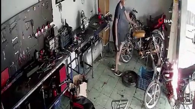 Yanan motosikleti elleriyle söndürdüler, yardım için getirdiği yangın tüpüne ihtiyaç kalmayınca çalışanlara sıktı