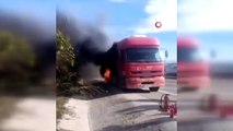 Karayolunda alev alev yanan kamyonu sürücüler söndürmeye çalıştı