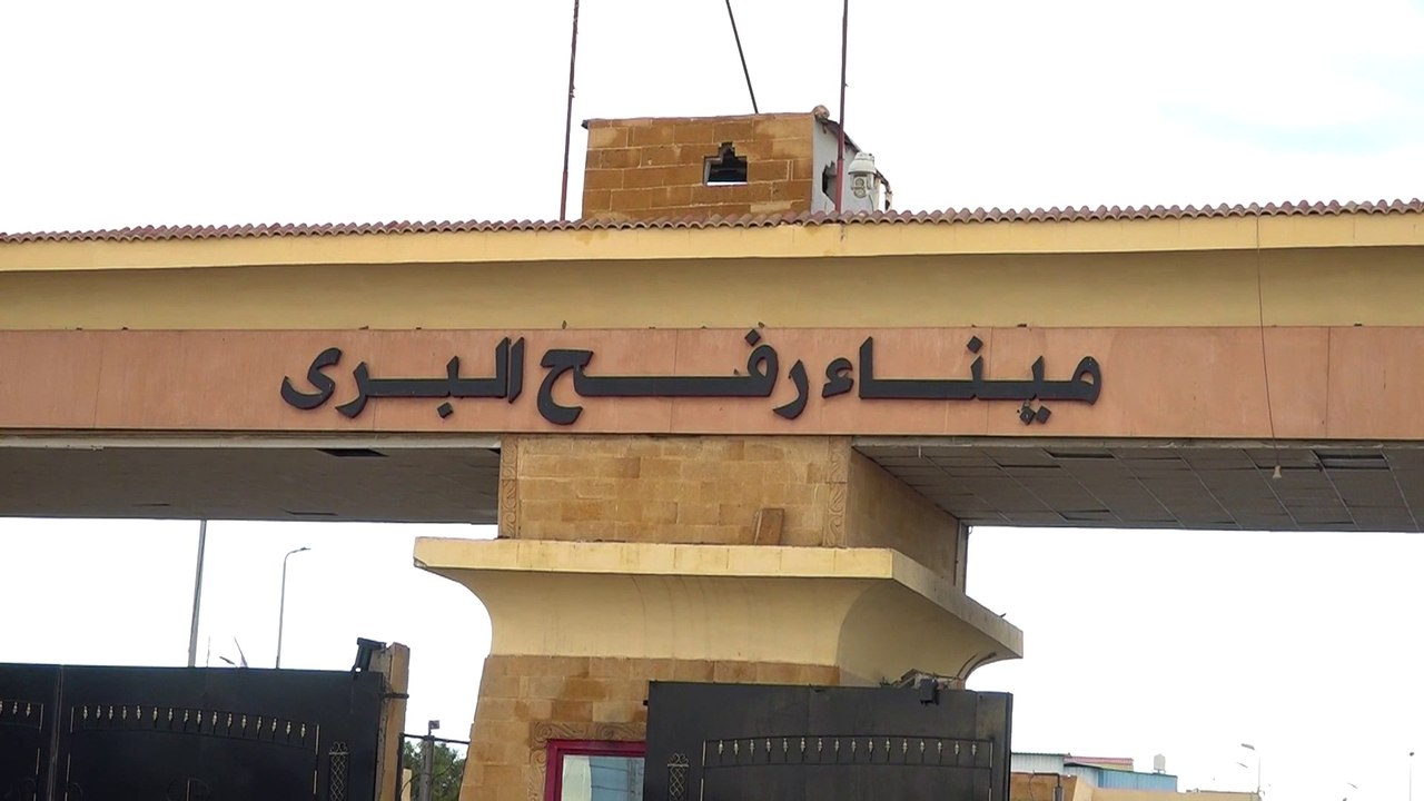 اصطفاف شاحنات المواد الإغاثية والطبية أمام معبر رفح في انتظار دخول غزة