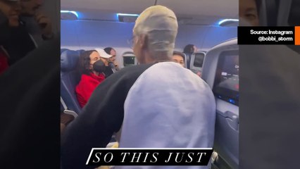 Gospel-laulaja päättää laulaa lentokoneessa ja saa palautetta lentoemännältä: "jos et noudata ohjeitani, et jatka tällä lennolla"