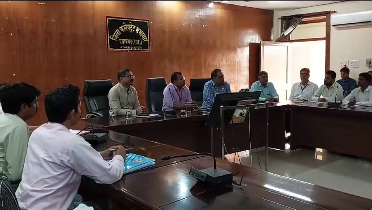 जिला निर्वाचन अधिकारी ने ली विधानसभा आम चुनाव तैयारी की समीक्षा बैठक