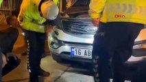 La police a sauvé le chat coincé dans le compartiment moteur de la voiture