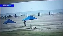 Genç kadına plajda yıldırım çarptı! O anlar kameralara yansıdı!